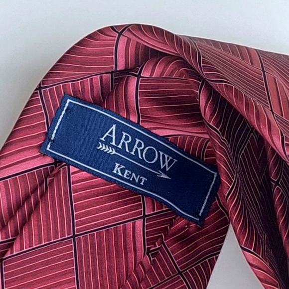 A Sharp Looking Purplish Pink Red Toned Tie Size (OS) - Picture 4 of 4